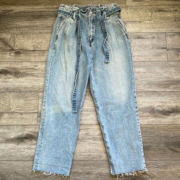 Abercrombie & Fitch Denim - Abercrombie & Fitch | High Rise Paperbag Belt Mom Jean Light Wash Raw Hem 29 8